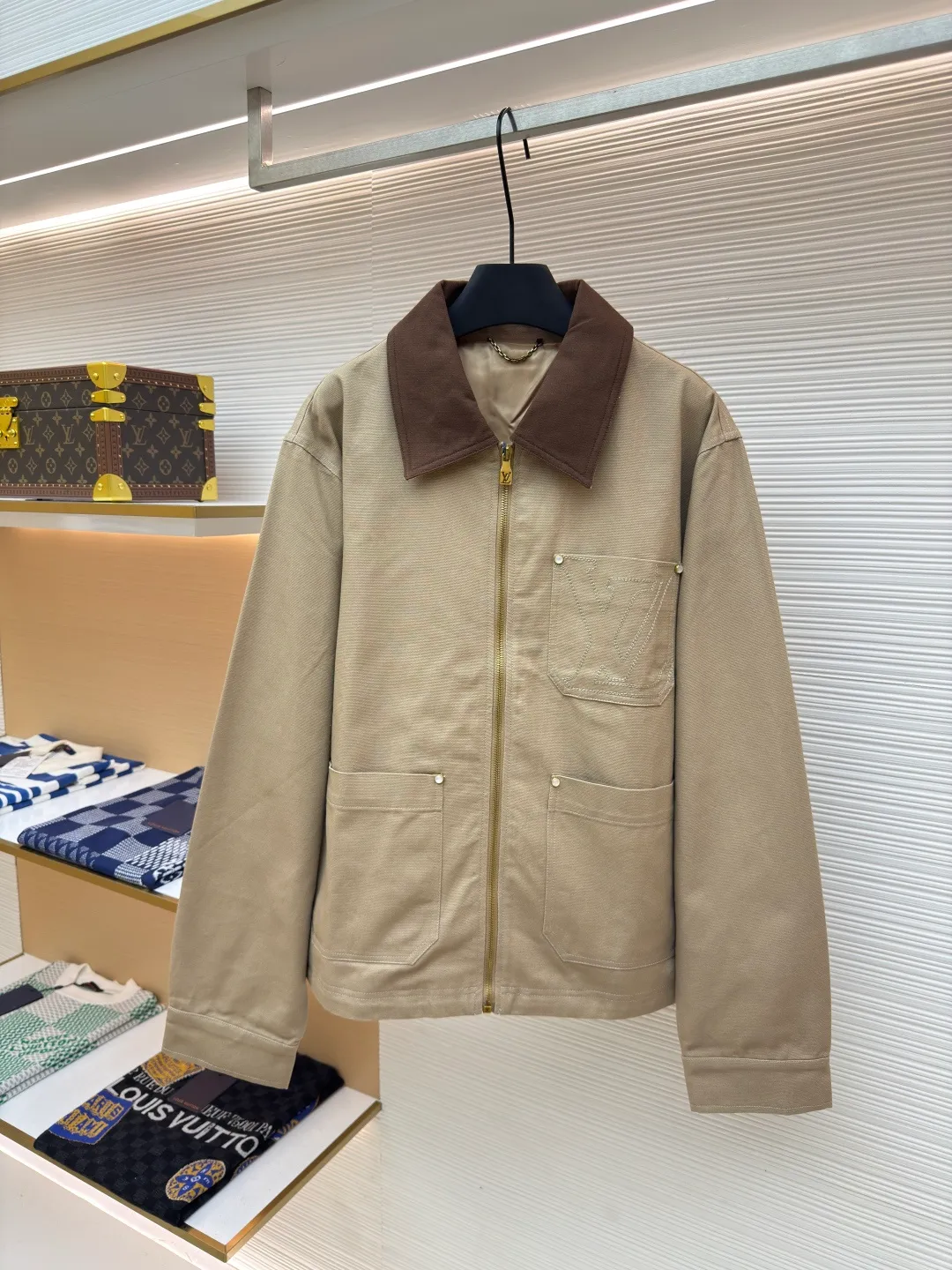 LOUIS VUITTON bamboo martin denim jacket ●Authentic product: 22600 purchased and developed ●Item number: 1680310-C55 ●Fabric: small martin yarn-dyed fabric ●Technology: made on positioning cutting machine ●Version: fitted version ●Weight: about 860 grams ●Size: 44-46-48-50 ●Description: The fabric is made of Little Martin yarn-dyed fabric, the warp and weft yarns are 7s+7s double-twisted, the fabric is made of long lathe dyeing process, the color of the bulk fabric is custom-dyed, the small jacquard fabric for the collar is custom-woven, the back pockets are made of domestic high-speed machines, mercerized tatami The embroidery method is matched with rayon twill satin lining. The back square leather tag is made of two-layer cowhide and pressed with an embossed mold. The I-shaped buckle and rivets are made of antique gold-plated bases. The interior is inlaid with polished high-gloss mother-of-pearl. The shells are laser-engraved with letter patterns. The overall routing is straight and delicate, the fabric is comfortable and soft, the color is consistent and there is no color difference, it can be matched with the same style to create a fashionable look, and can be used in various occasions, customized accessories, complete with three standards, the same style for men and women!